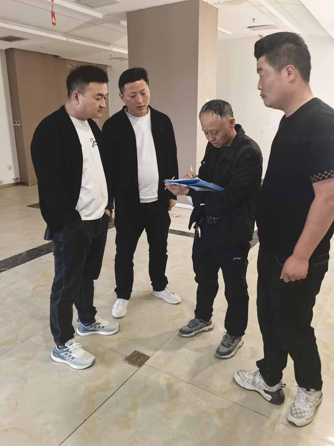 总公司领导阎良行，倾囊相助，助力新店装修布局